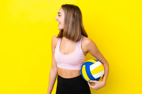 Junge Frau Spielt Auf Gelbem Hintergrund Isoliert Volleyball Und Lacht — Stockfoto