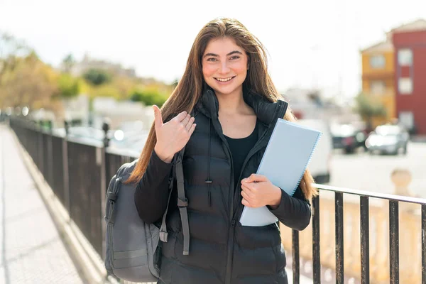 Junge Studentin Mit Isoliertem Hintergrund Lädt Ein Mit Der Hand — Stockfoto