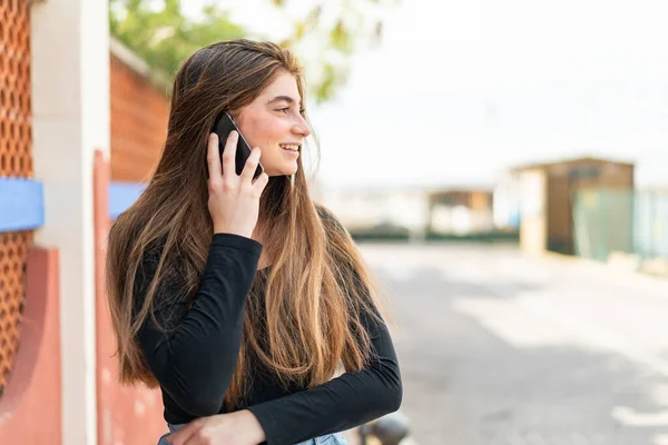 Giovane Bella Donna Caucasica Mantenere Una Conversazione Con Telefono Cellulare — Foto Stock