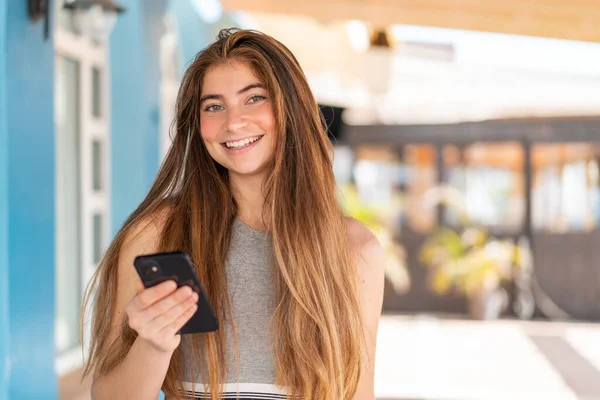 Νεαρή Όμορφη Καυκάσια Γυναίκα Που Χρησιμοποιεί Κινητό Τηλέφωνο — Φωτογραφία Αρχείου