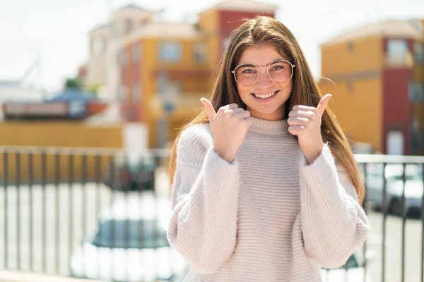 Młoda Ładna Kaukaska Kobieta Okulary Zewnątrz Kciuki Górę Gest Uśmiech — Zdjęcie stockowe