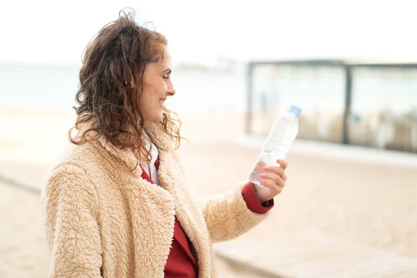 Mujer Joven Caucásica Con Una Botella Agua Aire Libre Con —  Fotos de Stock