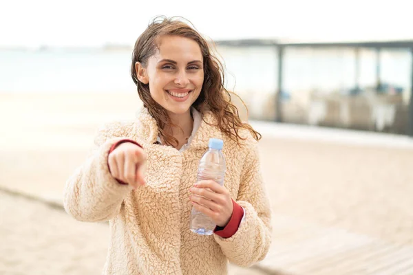 Joven Mujer Caucásica Con Una Botella Agua Aire Libre Señala —  Fotos de Stock