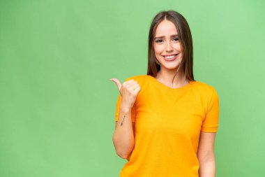 Tecrit edilmiş bir geçmişi olan beyaz bir kadın bir ürünü sunmak için kenarı işaret ediyor.