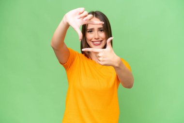 Tecrit edilmiş, odaklanmış yüzü olan güzel, beyaz bir kadın. Çerçeve sembolü