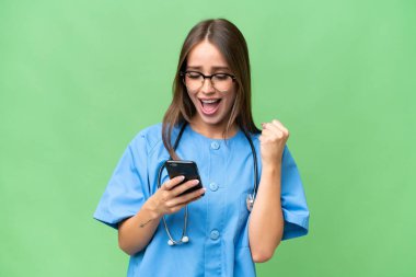 Kafkasyalı genç hemşire, izole bir hayat sürmüş. Şaşırmış ve bir mesaj göndermiş.