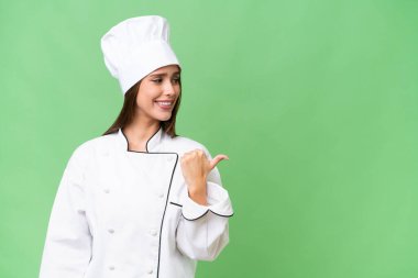 Tecrit edilmiş bir geçmişi olan beyaz bir kadın bir ürünü sunmak için kenarı işaret ediyor.