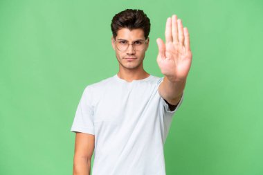 Kafkasyalı yakışıklı, soyutlanmış geçmişi olan genç bir adam dur hareketi yapıyor.