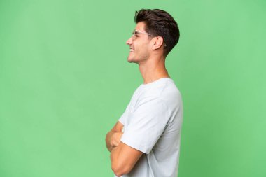 Yandan izole edilmiş genç, beyaz, yakışıklı bir adam.