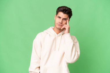 Tecrit edilmiş geçmişi olan beyaz, yakışıklı bir adam bir fikir düşünüyor.