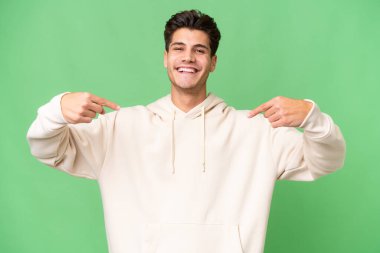 Kafkasyalı yakışıklı, soyutlanmış, gururlu ve kendini beğenmiş bir adam.