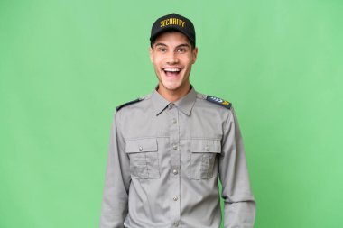 Şaşırtıcı yüz ifadesiyle izole edilmiş genç bir güvenlik görevlisi.