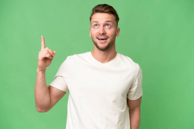 Sarışın, beyaz, soyutlanmış bir geçmişi olan genç bir adam.