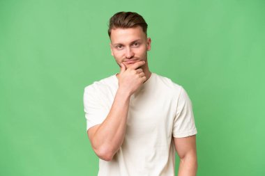 Tecrit edilmiş geçmişi olan genç sarışın, beyaz bir adam.