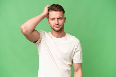 İzole edilmiş geçmişi olan genç sarışın, beyaz bir adam. Hayal kırıklığı ifadesi var ama anlamıyor.