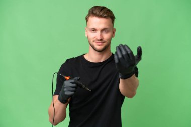 Dövme sanatçısı, beyaz tenli, soyutlanmış arka planda yaşayan bir adam. Gelmene sevindim.