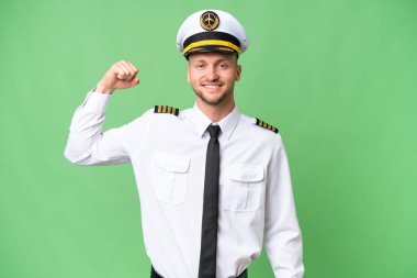 Uçak pilotu izole edilmiş arka planda güçlü bir hareket yapıyor.