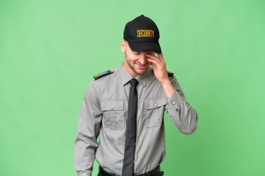 Genç, beyaz bir adam izole edilmiş geçmişine gülüyor.