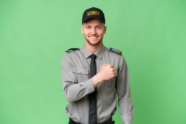 İzole edilmiş arka planda genç bir beyaz adam zaferi kutluyor.