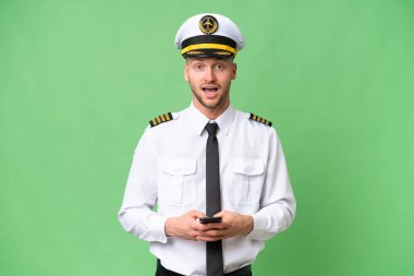 İzole edilmiş arka planda uçak pilotu şaşırdı ve bir mesaj gönderiyor.