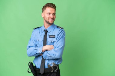 Kolları bağlı ve mutlu bir şekilde izole edilmiş genç bir polis.