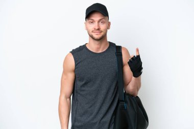 İzole edilmiş beyaz arka planda spor çantalı genç sarışın beyaz adam işaret parmağıyla işaret etmek harika bir fikir.