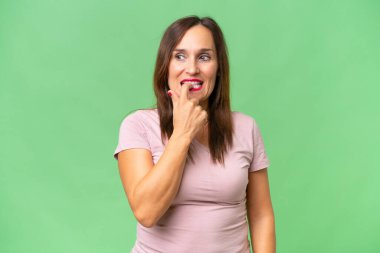 Orta yaşlı, beyaz bir kadın izole bir hayat sürüyor. Gergin ve korkmuş.