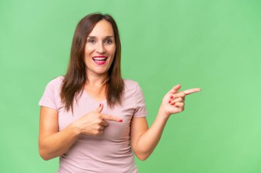 Orta yaşlı, beyaz, soyutlanmış, şaşırmış ve işaret eden bir geçmişi var.