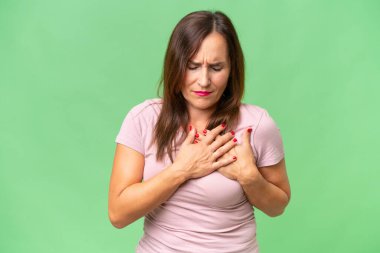 Orta yaşlı beyaz kadın izole edilmiş bir geçmişi var. Kalbinde ağrı var.