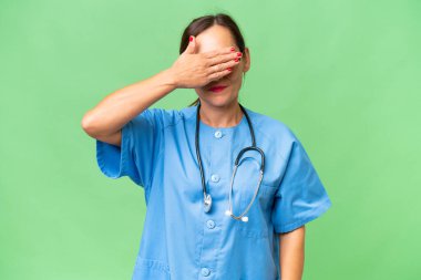 İzole bir geçmişi olan orta yaşlı bir hemşire. Gözlerini elleriyle kapatıyor. Bir şey görmek istemiyorum.