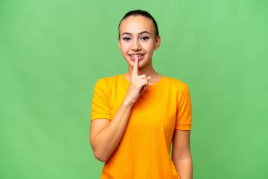 Genç bir Arap kadının izole edilmiş bir geçmişi var. Sessiz bir jest işareti var. Parmağını ağzına sok.