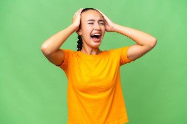 Soyutlanmış bir geçmişi olan genç bir Arap kadını bunalttı.