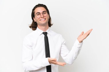 Beyaz arka planda izole edilmiş yakışıklı iş adamı, davet edilmek için ellerini yana uzatıyor.