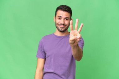 Soyutlanmış geçmişi olan yakışıklı beyaz adam mutlu ve parmaklarıyla üçe kadar sayıyor.