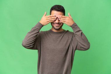 Soyutlanmış geçmişi olan yakışıklı beyaz bir adam. Gözleri kapalı ve gülümsüyor.