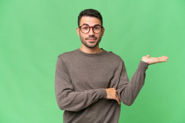 Tecrit edilmiş, yakışıklı, beyaz bir adamın şüpheleri var.