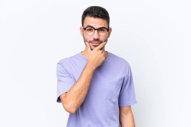 Beyaz arka planda soyutlanmış genç beyaz bir adam