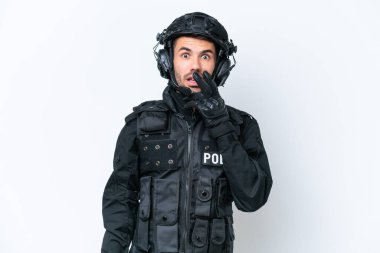 Beyaz arka planda izole edilmiş beyaz bir beyaz SWAT elemanı sağa bakarken şaşırmış ve şok olmuştu.