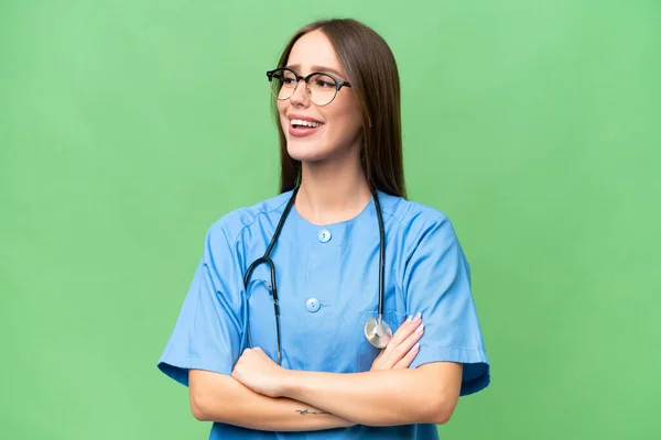 Junge Krankenschwester Kaukasische Frau Über Isolierten Hintergrund Glücklich Und Lächelnd — Stockfoto