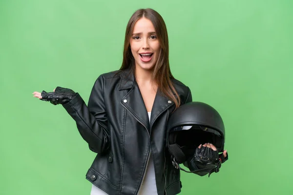 若いです可愛いですCaucasian女性とともにオートバイヘルメット上の隔離された背景でショックを受けた顔の式 — ストック写真