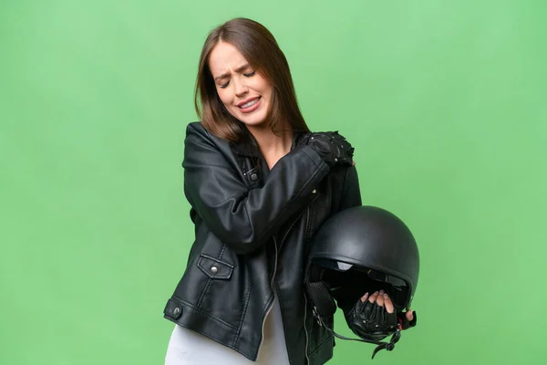 年轻漂亮的高加索女人 戴着摩托车头盔 背负孤立的背景 肩负着痛苦 因为她付出了巨大的努力 — 图库照片