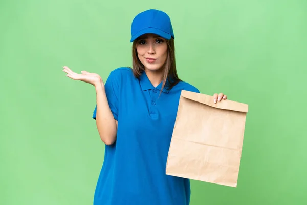 Νεαρή Όμορφη Καυκάσια Γυναίκα Παίρνει Μια Τσάντα Φαγητό Takeaway Πάνω — Φωτογραφία Αρχείου