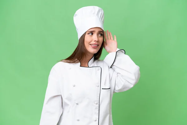 Giovane Chef Donna Caucasica Sfondo Isolato Ascoltando Qualcosa Mettendo Mano — Foto Stock