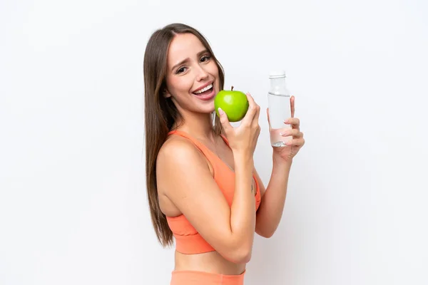 年轻美丽的高加索女人 用一个苹果和一瓶水隔离在白色的背景上 — 图库照片