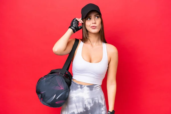 Νεαρή Όμορφη Αθλητική Γυναίκα Αθλητική Τσάντα Απομονωμένη Κόκκινο Φόντο Έχοντας — Φωτογραφία Αρχείου