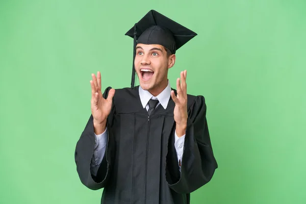 Junger Universitätsabsolvent Kaukasischer Mann Mit Überraschendem Gesichtsausdruck Über Isoliertem Hintergrund — Stockfoto