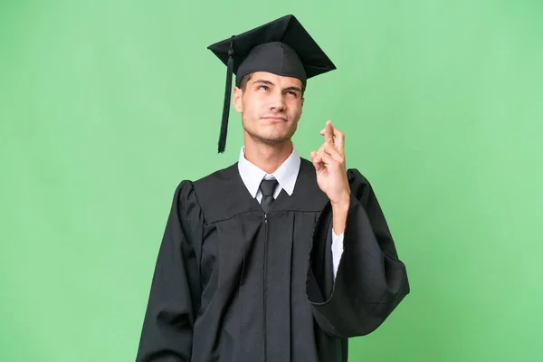 졸업자는 위에서 손가락을 교차시키고 최고의 순간을 기원하며 — 스톡 사진