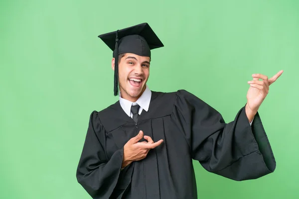 Jovem Universitário Graduado Caucasiano Homem Sobre Fundo Isolado Fazendo Gesto — Fotografia de Stock