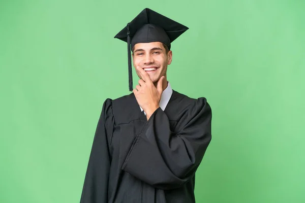 Jonge Universiteit Afgestudeerde Kaukasische Man Geïsoleerde Achtergrond Glimlachen — Stockfoto