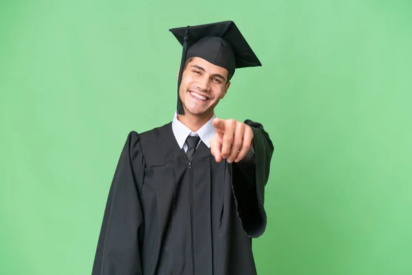 Νεαρός Απόφοιτος Πανεπιστημίου Καυκάσιος Άντρας Πάνω Από Απομονωμένα Σημεία Υποβάθρου — Φωτογραφία Αρχείου